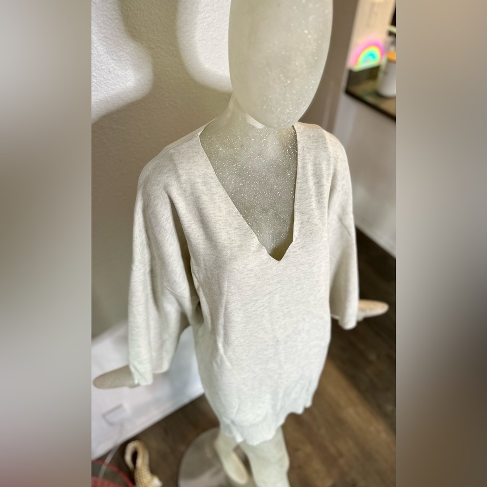 Wilfred Free Women’s Cream/Heathered Gray VNeck Sweater. Size 3
